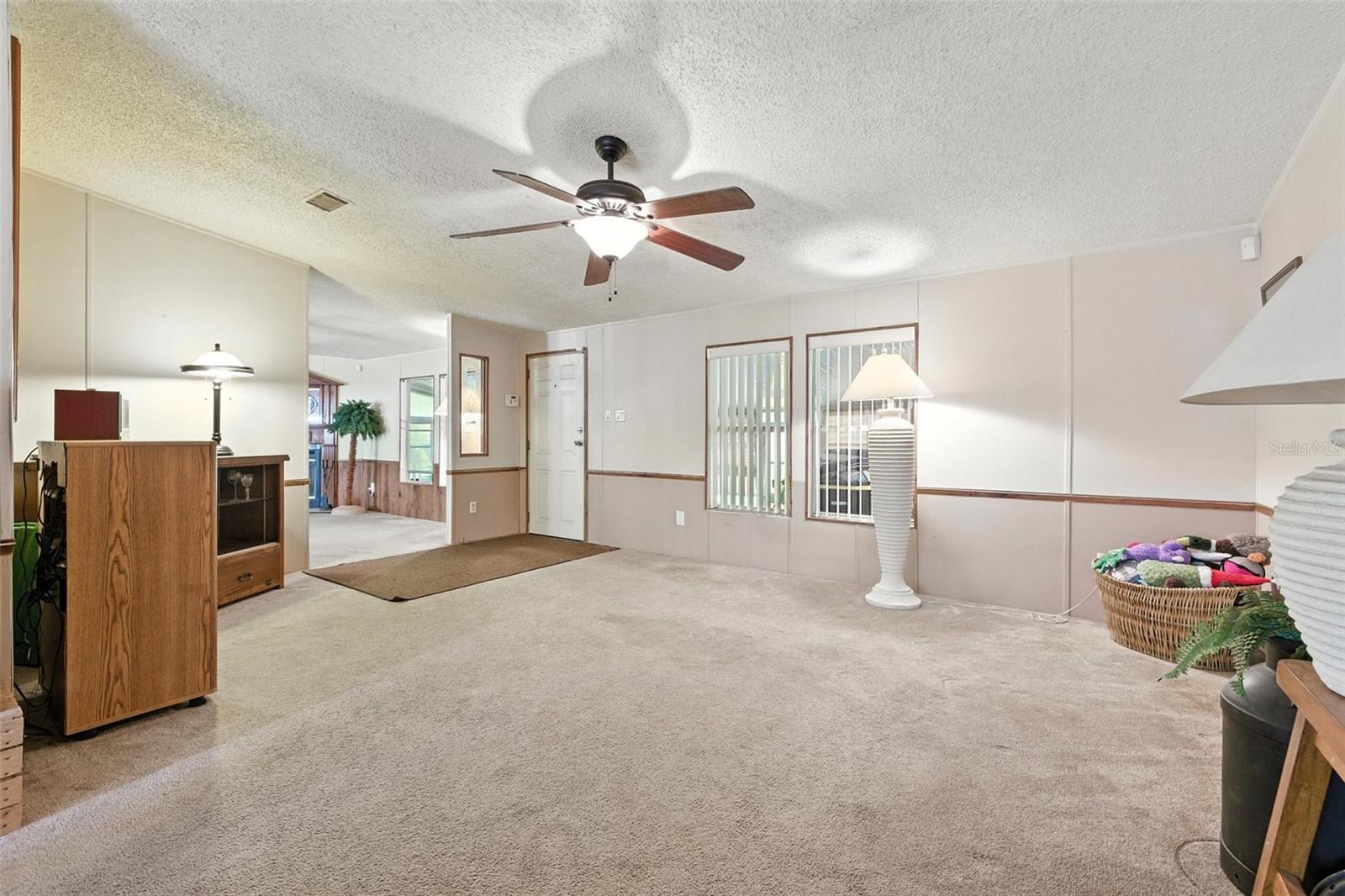 Listing photo id 4 for 4537 Thornton Drive