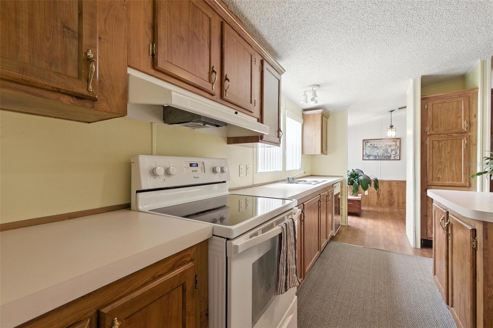 Listing photo id 7 for 4537 Thornton Drive