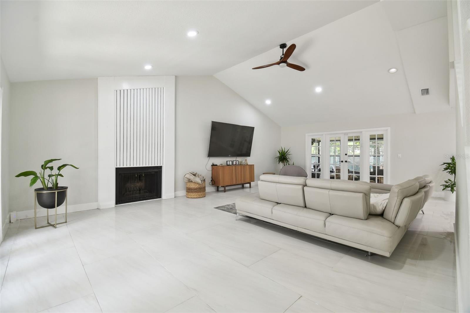 Image 9 of 72 For 15722 Gardenside Lane