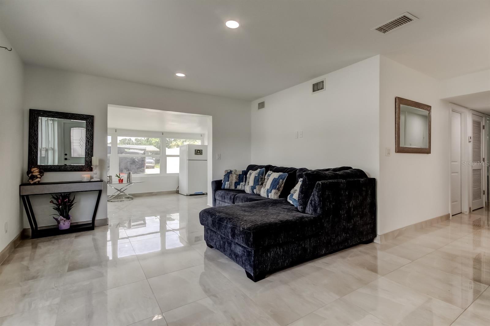 Image 7 of 33 For 4727 Town N Country Boulevard