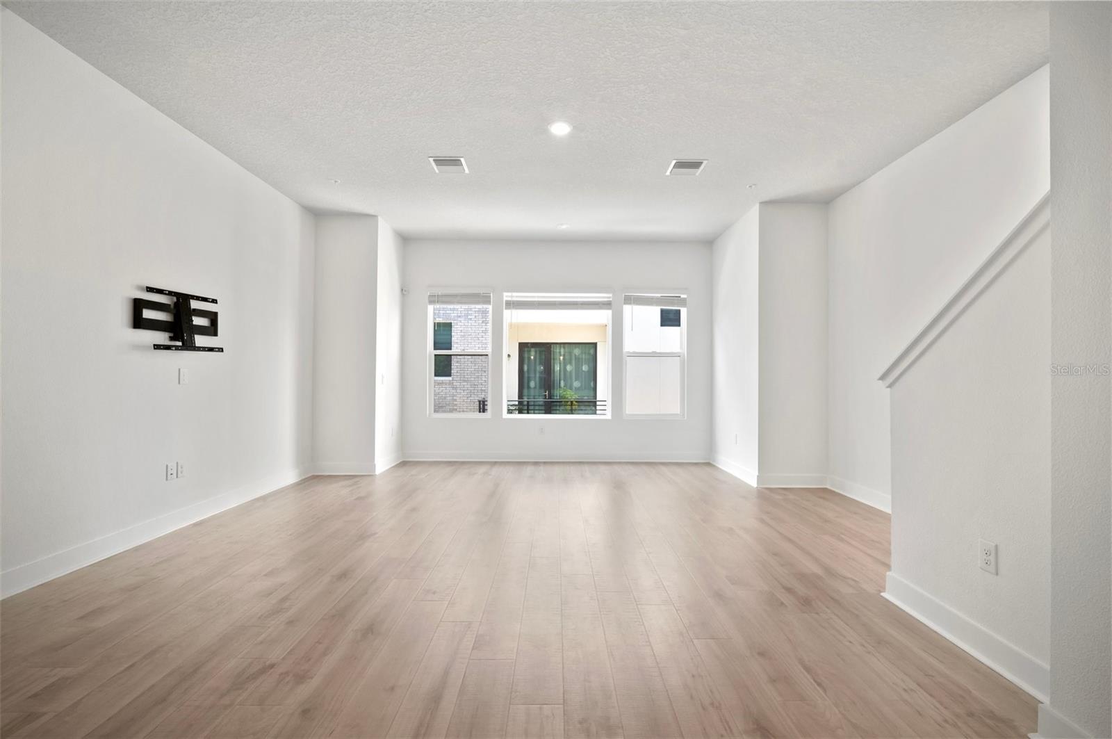 Image 23 of 37 For 2511 Grady Avenue 43