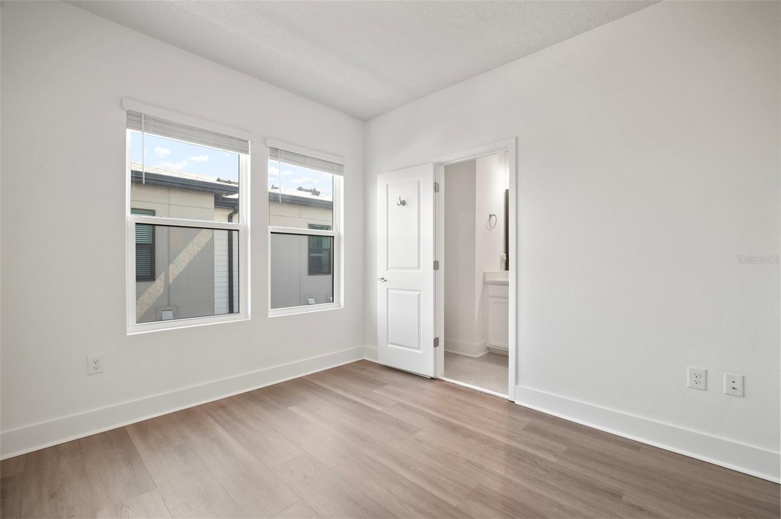 Image 27 of 37 For 2511 Grady Avenue 43