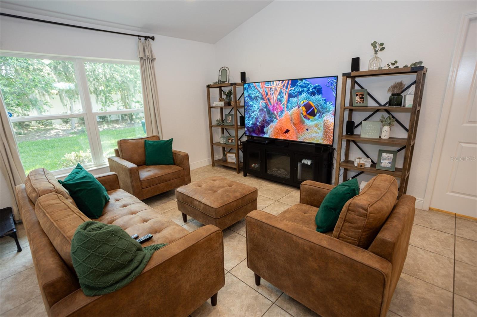 Image 6 of 18 For 10274 Julia Isles Avenue