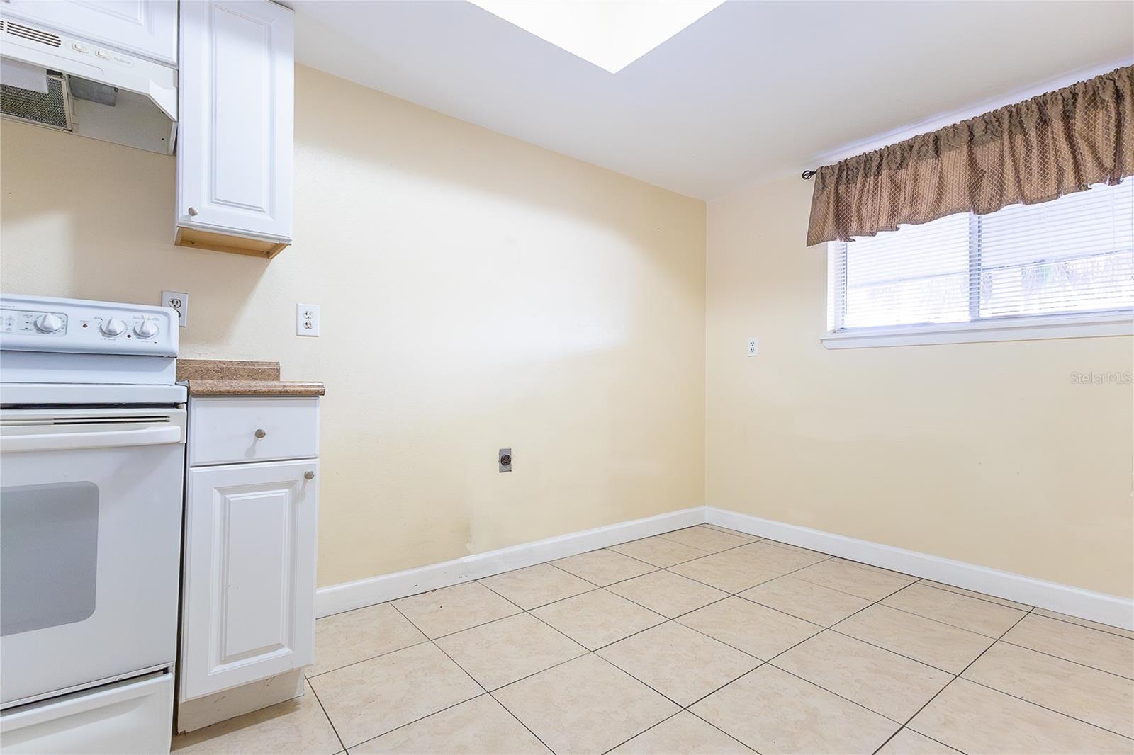 Image 10 of 21 For 6332 Newtown Circle 32b2