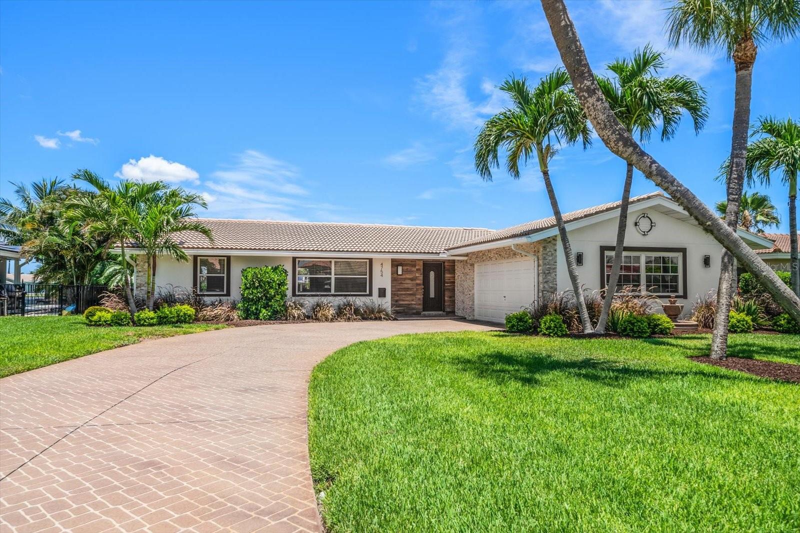 Listing photo id 0 for 4754 Overlook Drive Ne