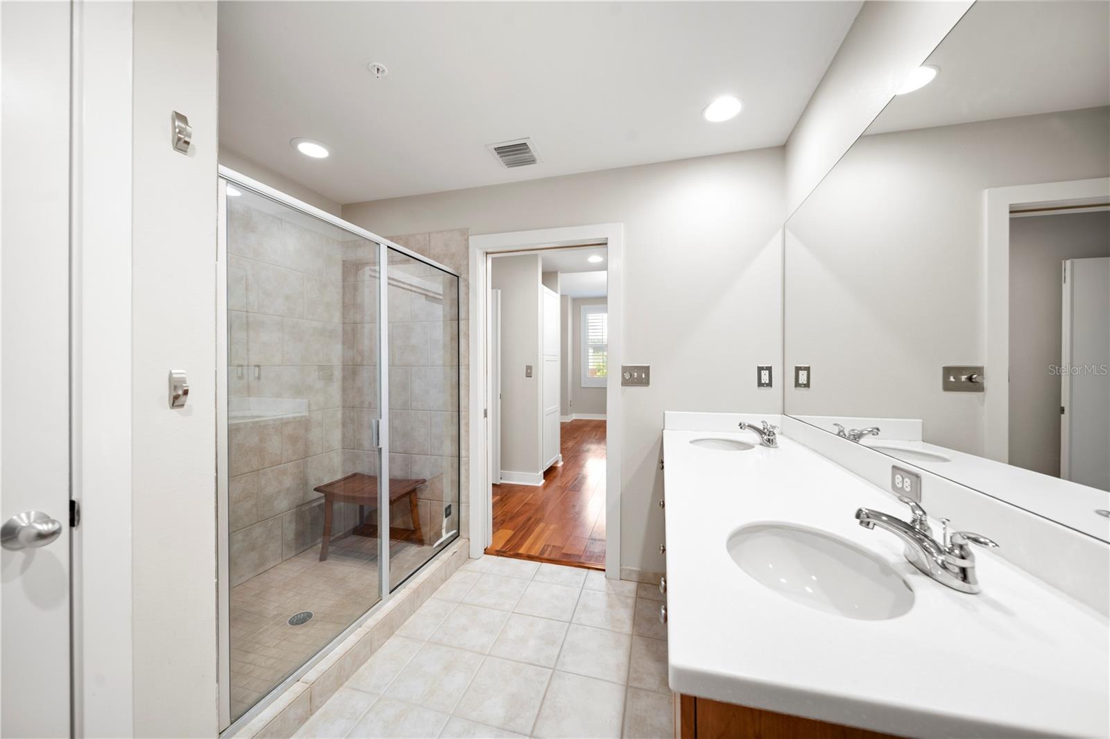 Image 15 of 52 For 1208 Kennedy Boulevard 912