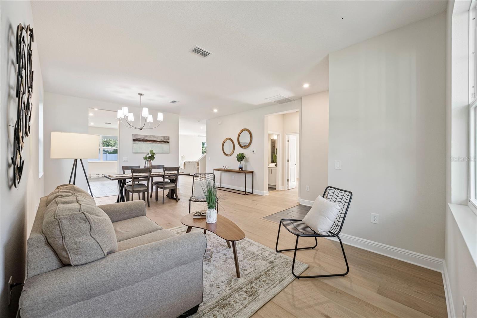 Listing photo id 8 for 919 Adalee Street