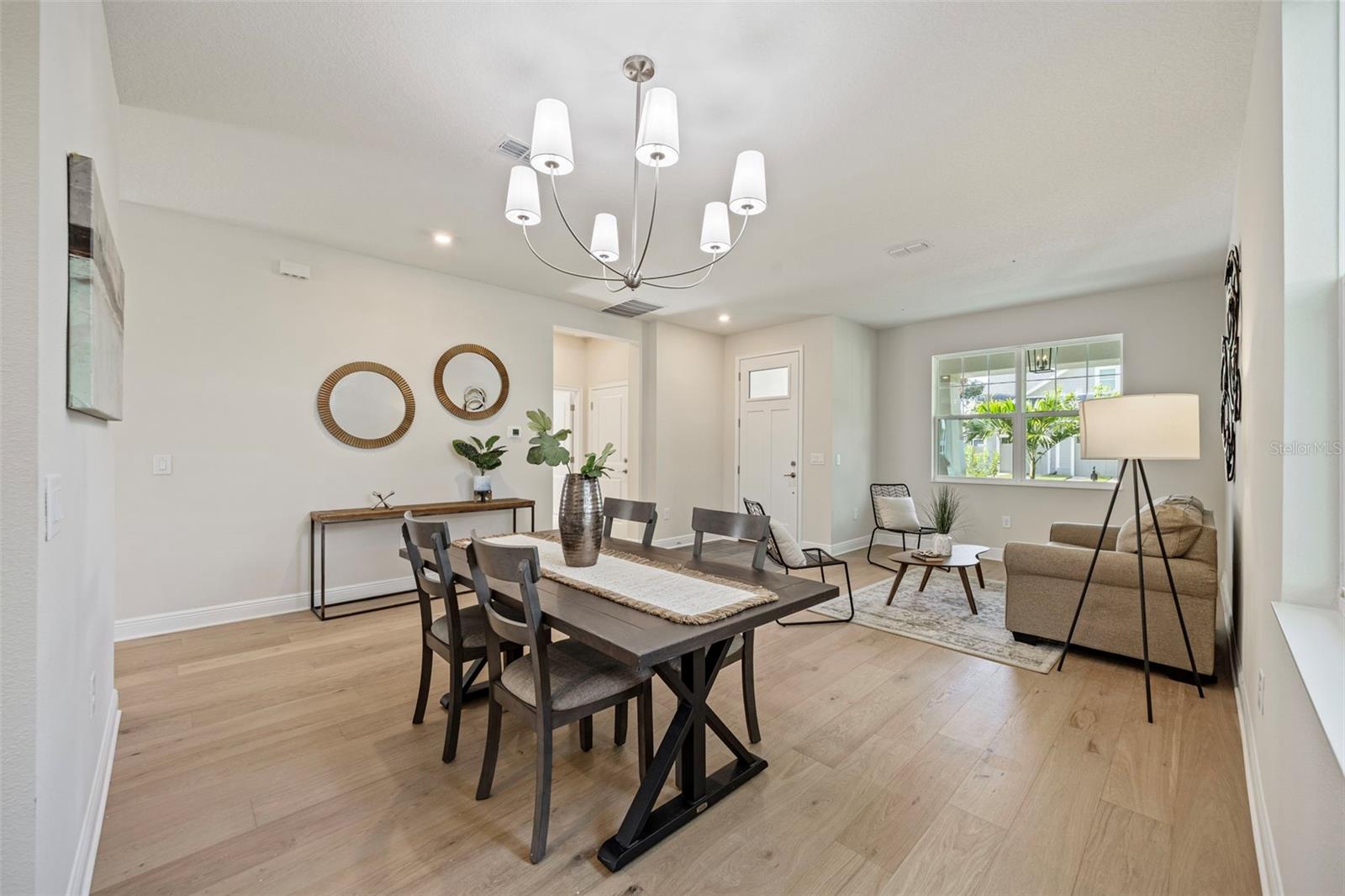 Listing photo id 9 for 919 Adalee Street