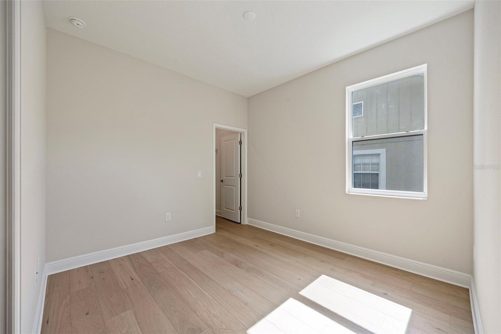 Listing photo id 12 for 919 Adalee Street