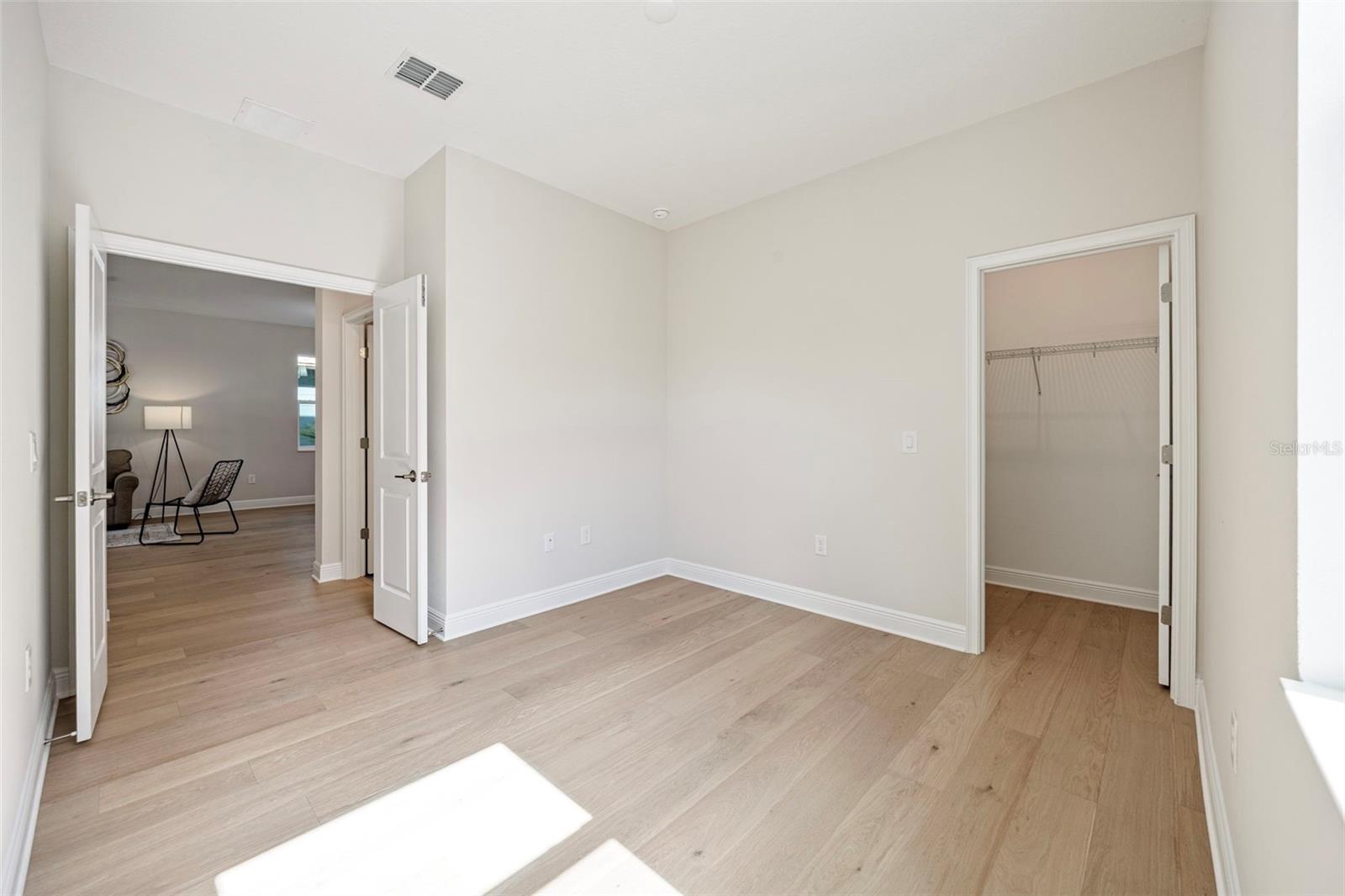 Listing photo id 13 for 919 Adalee Street