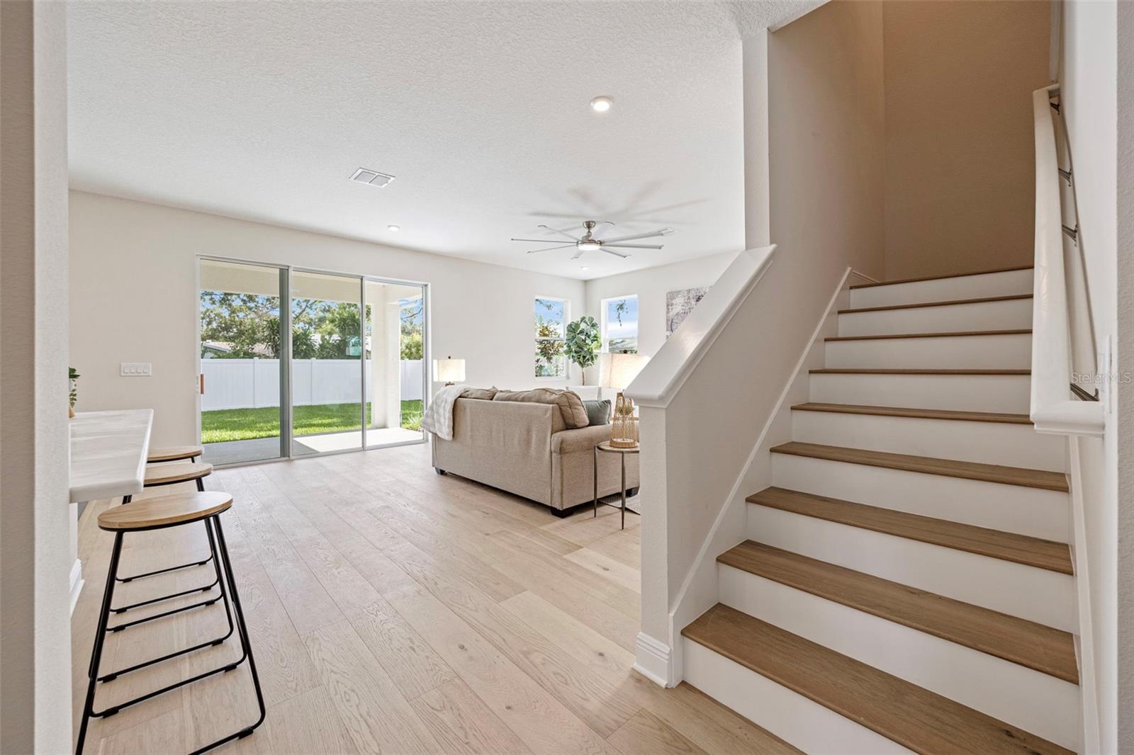 Listing photo id 16 for 919 Adalee Street