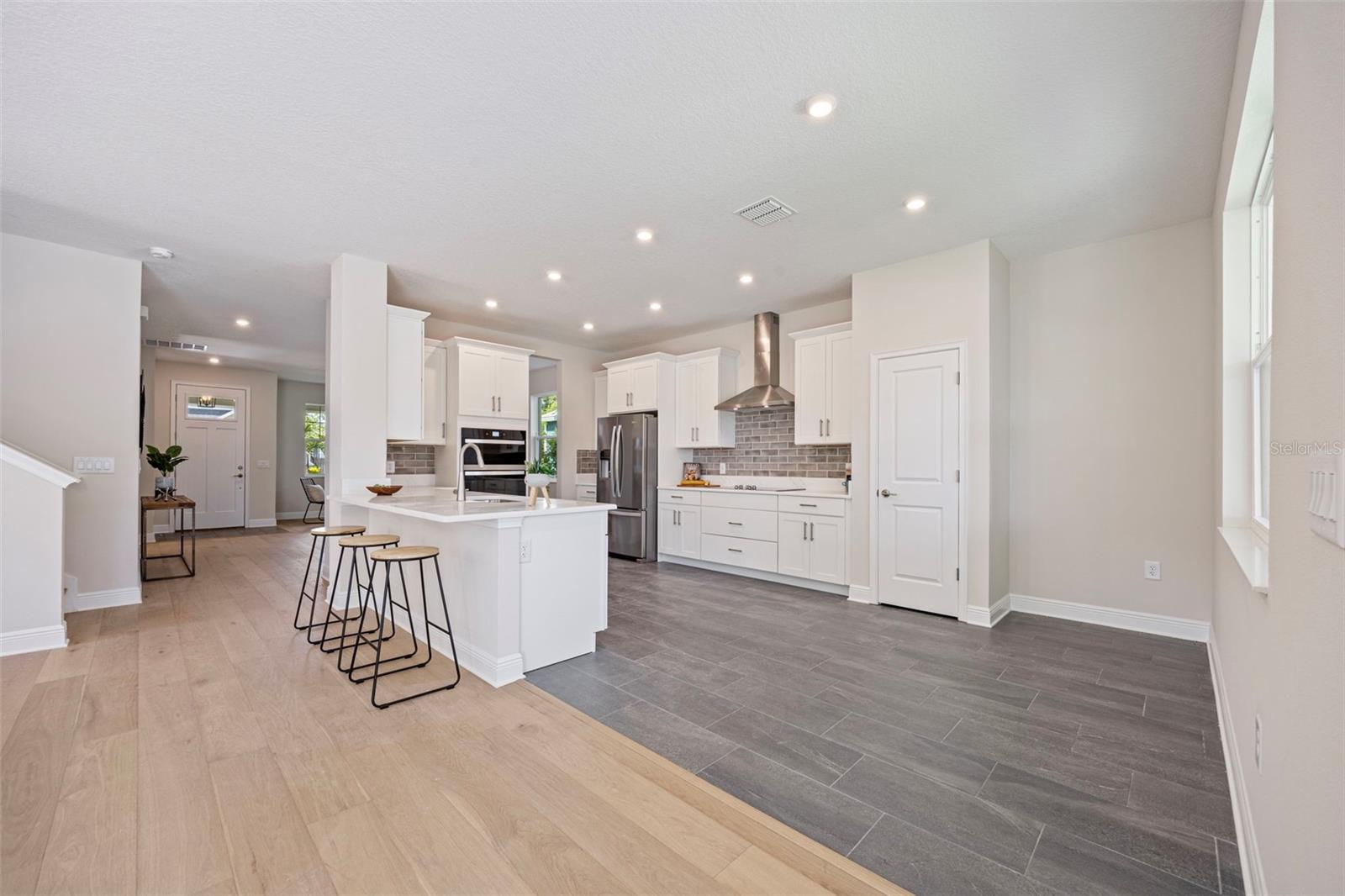 Listing photo id 20 for 919 Adalee Street