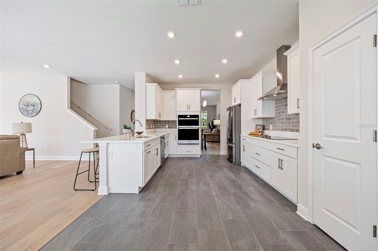 Listing photo id 21 for 919 Adalee Street