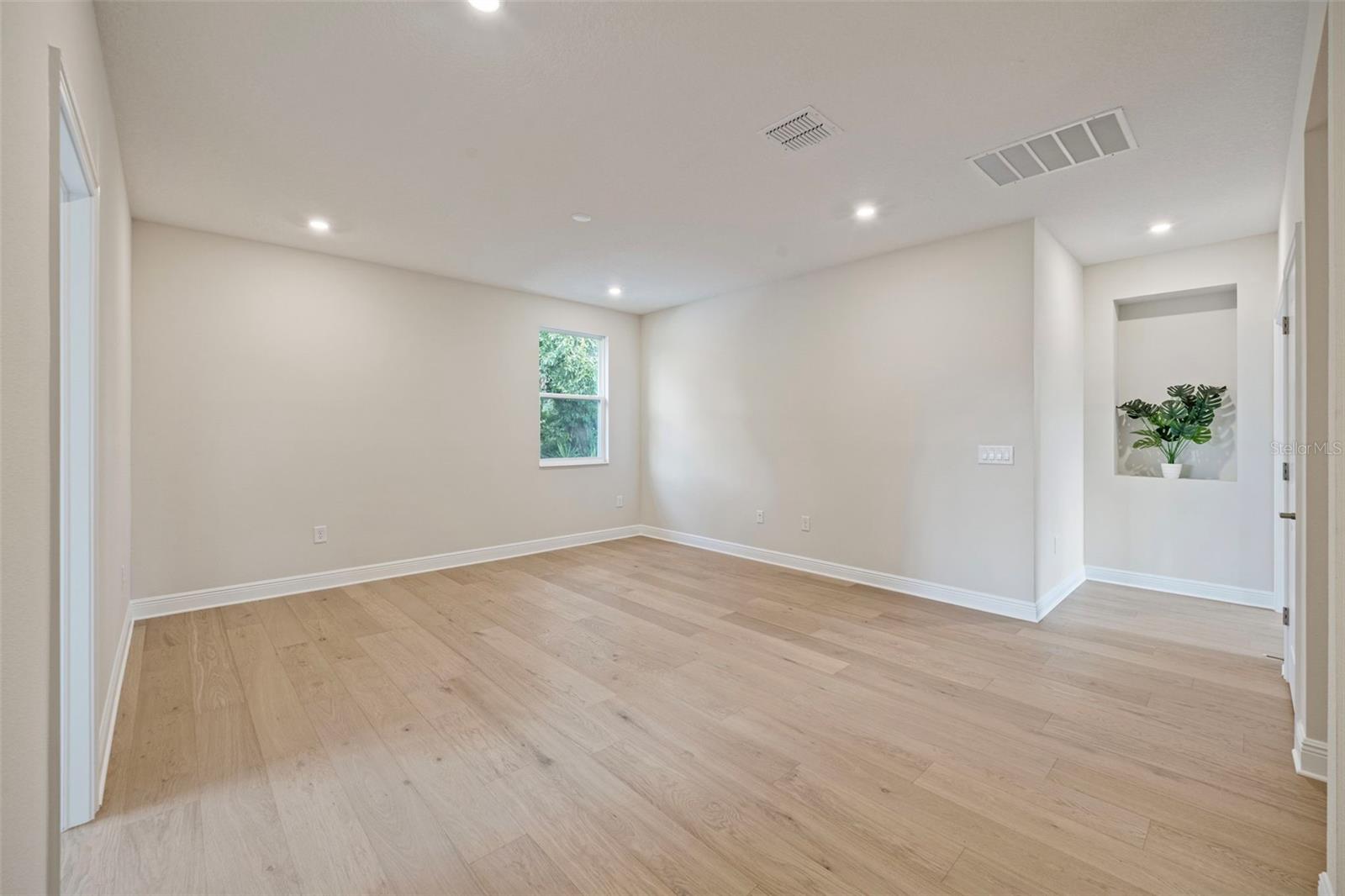 Listing photo id 24 for 919 Adalee Street