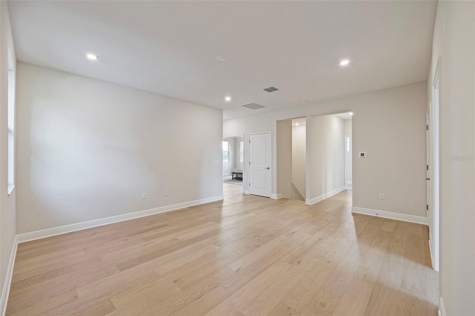 Listing photo id 25 for 919 Adalee Street