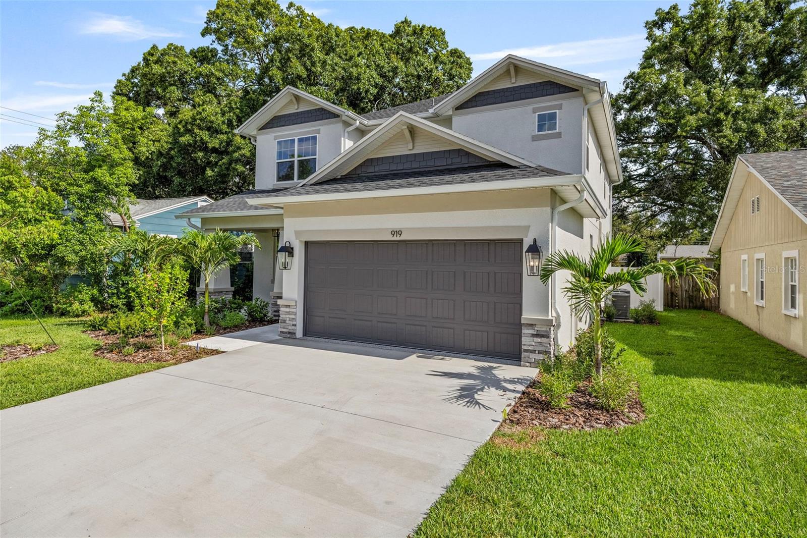 Listing photo id 1 for 919 Adalee Street