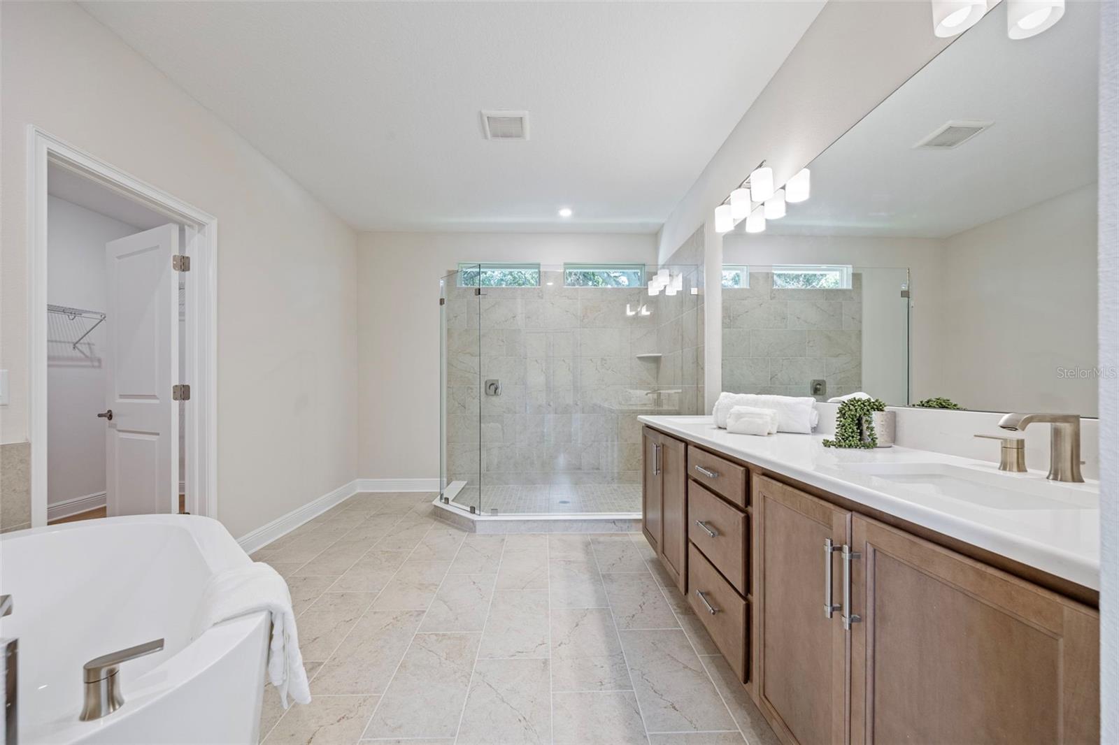 Listing photo id 28 for 919 Adalee Street