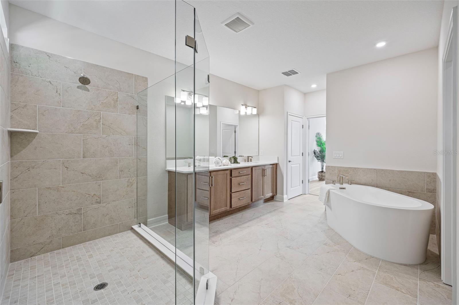 Listing photo id 30 for 919 Adalee Street