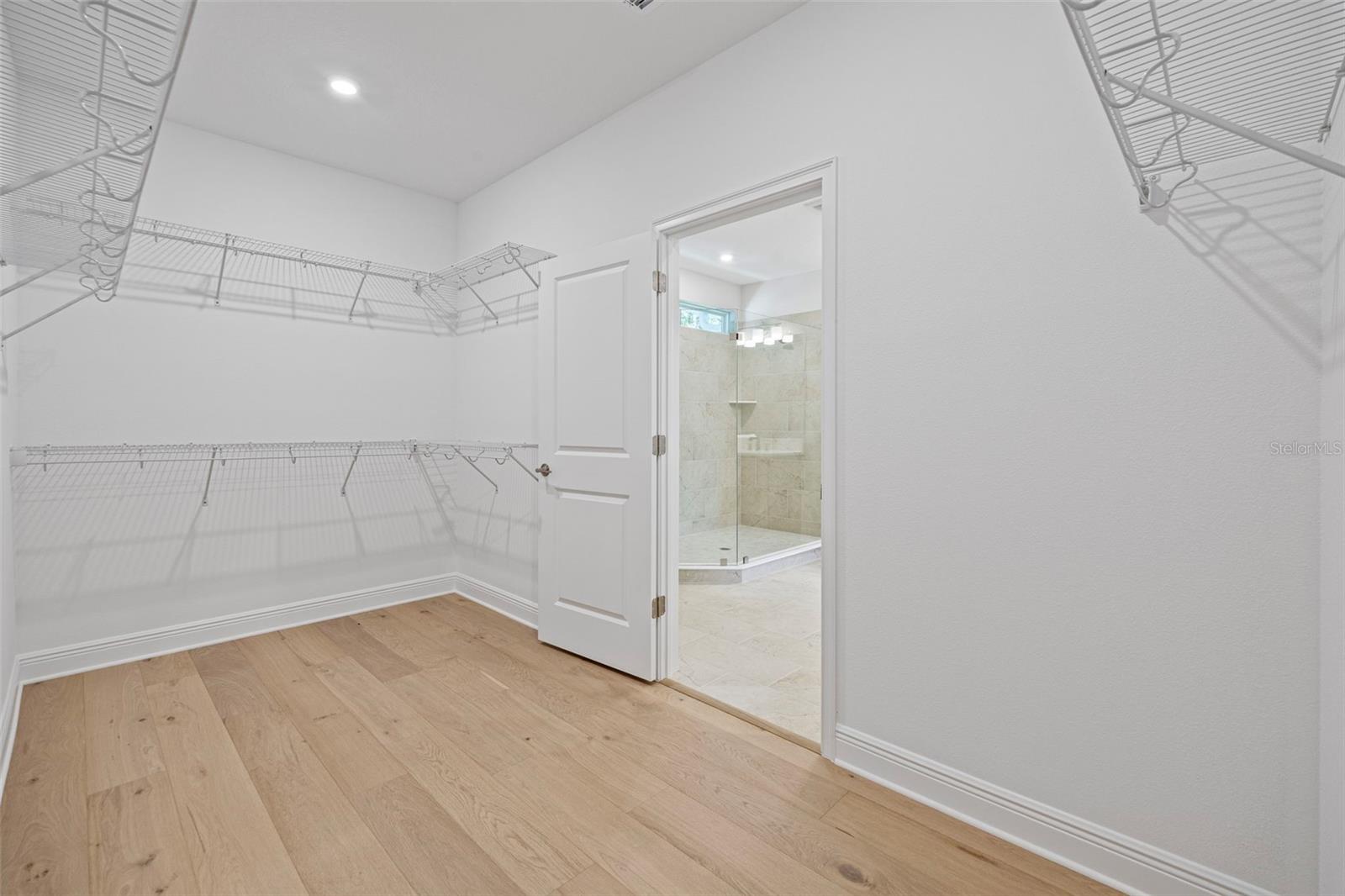 Listing photo id 31 for 919 Adalee Street