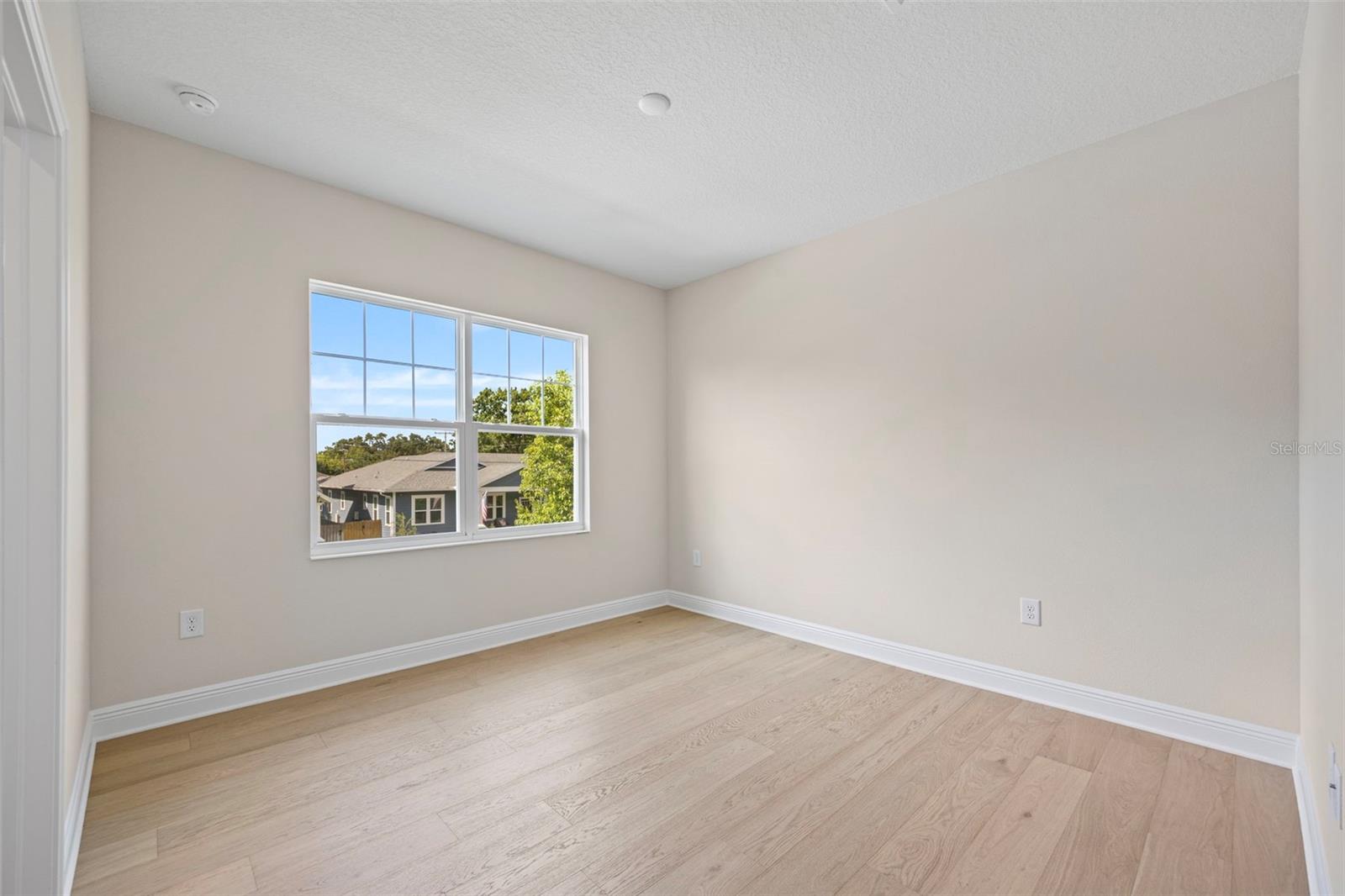 Listing photo id 32 for 919 Adalee Street
