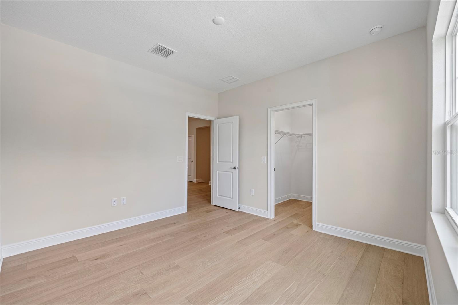 Listing photo id 33 for 919 Adalee Street