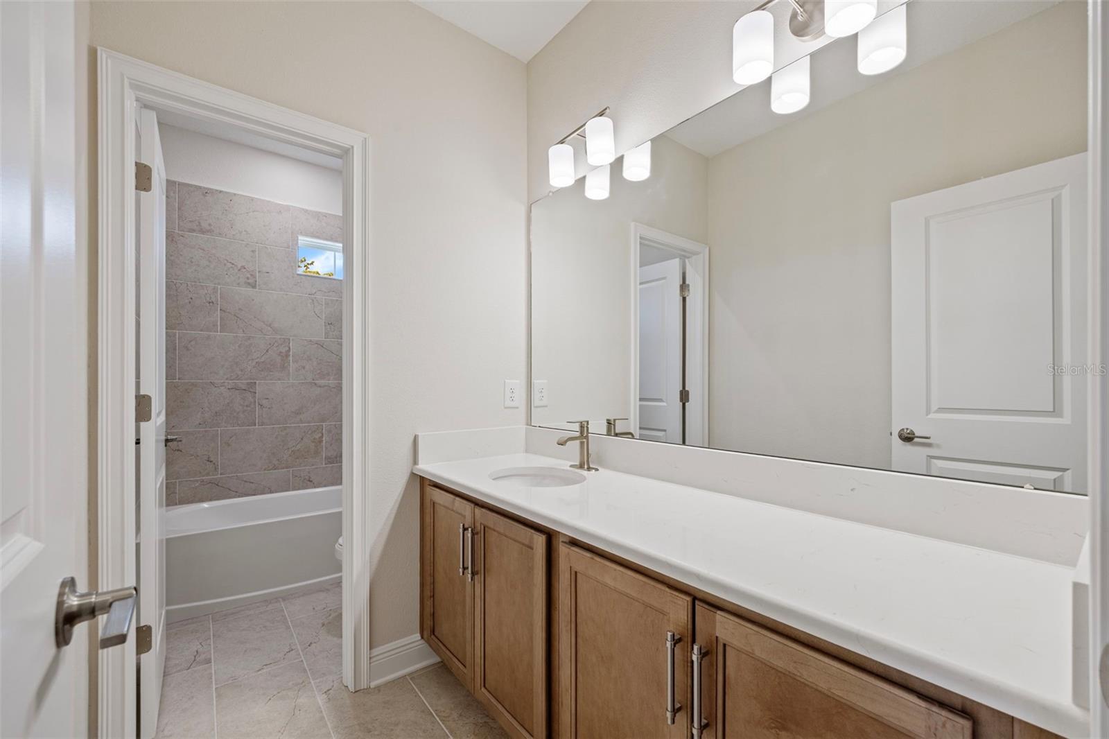 Listing photo id 35 for 919 Adalee Street