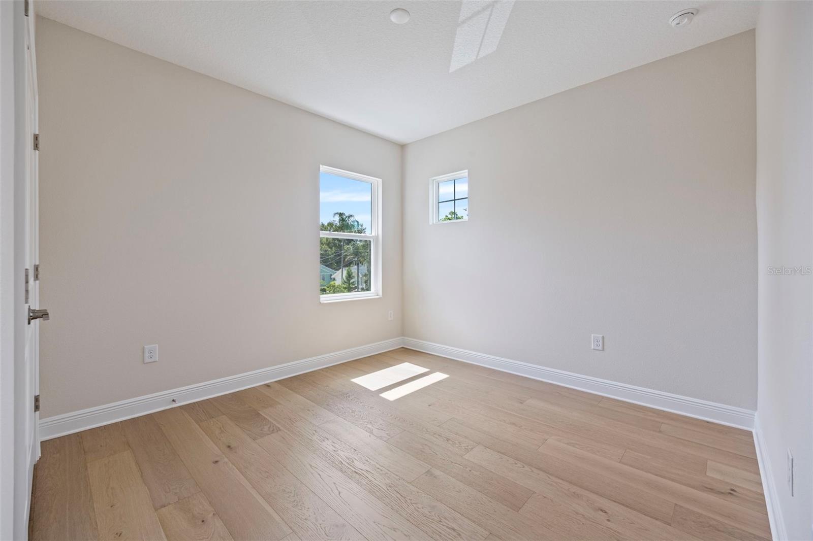Listing photo id 37 for 919 Adalee Street