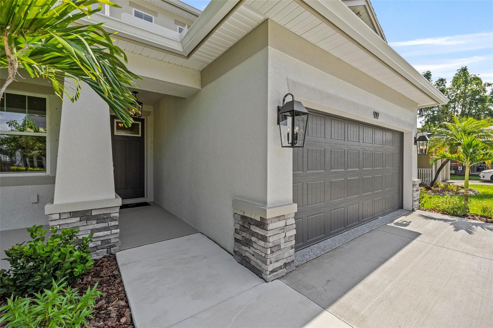 Listing photo id 2 for 919 Adalee Street