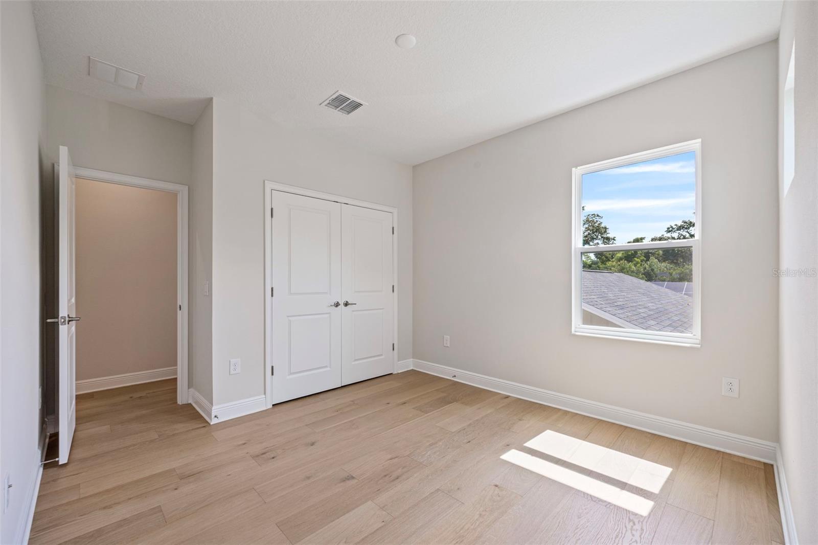 Listing photo id 38 for 919 Adalee Street