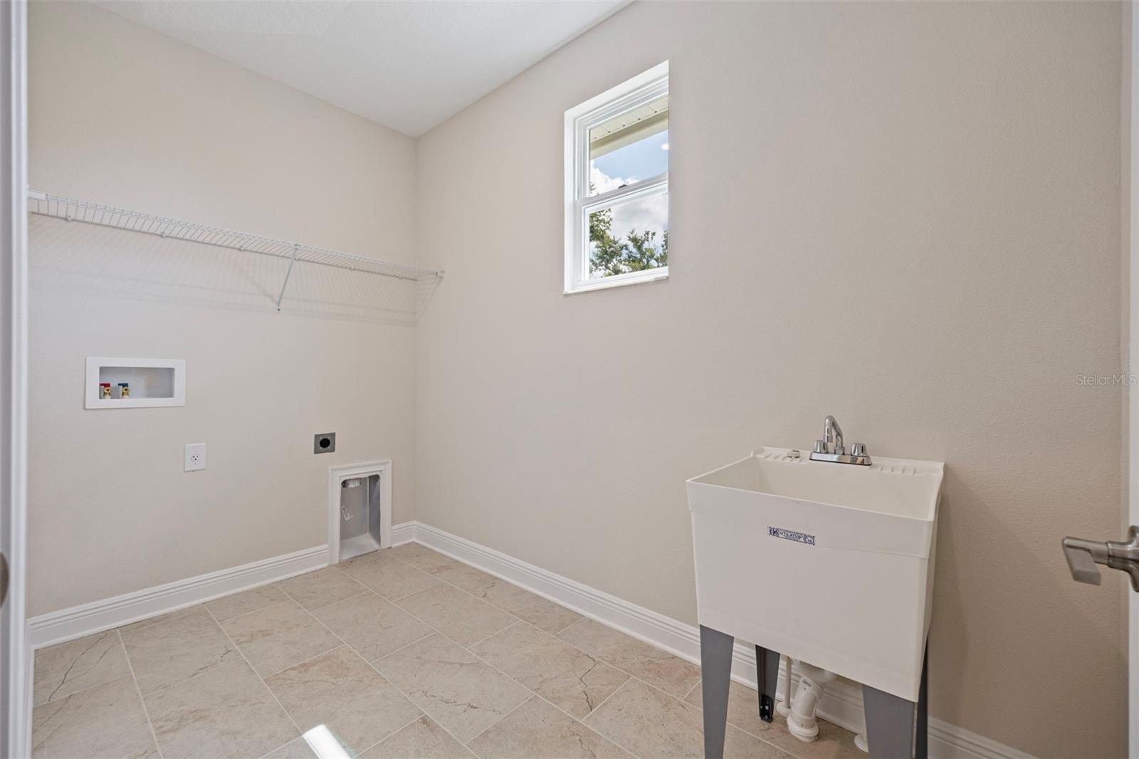 Listing photo id 39 for 919 Adalee Street
