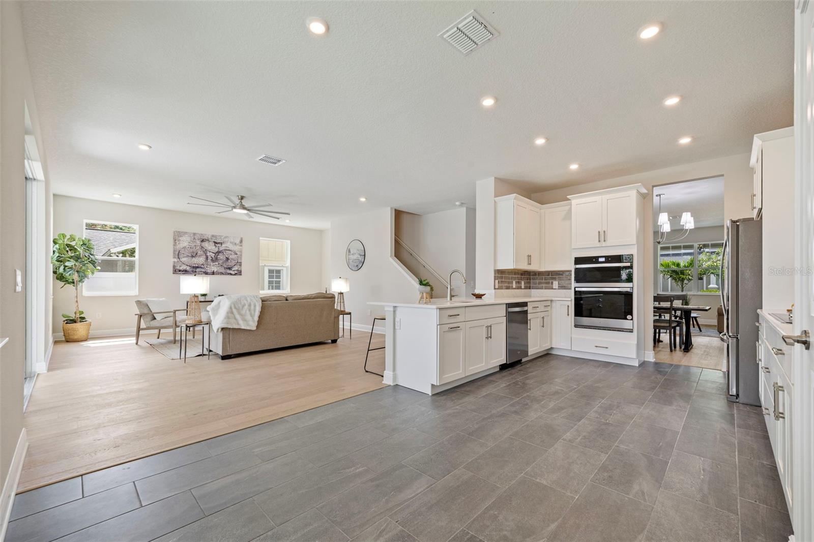 Listing photo id 40 for 919 Adalee Street