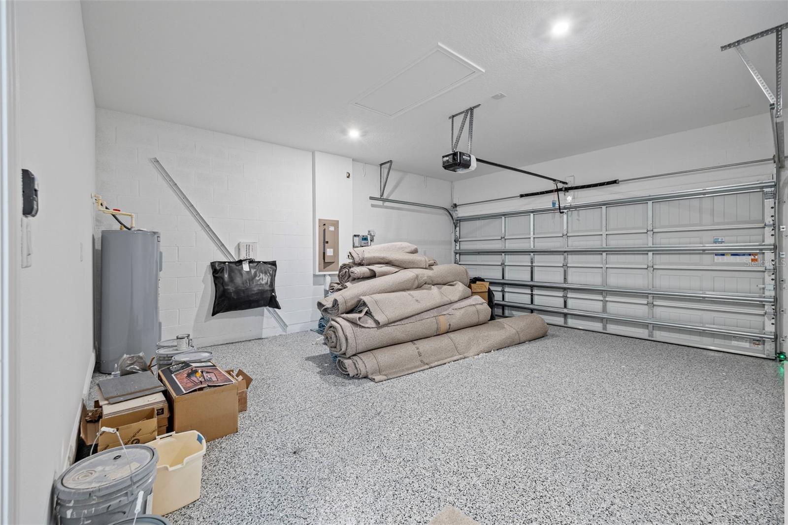 Listing photo id 41 for 919 Adalee Street