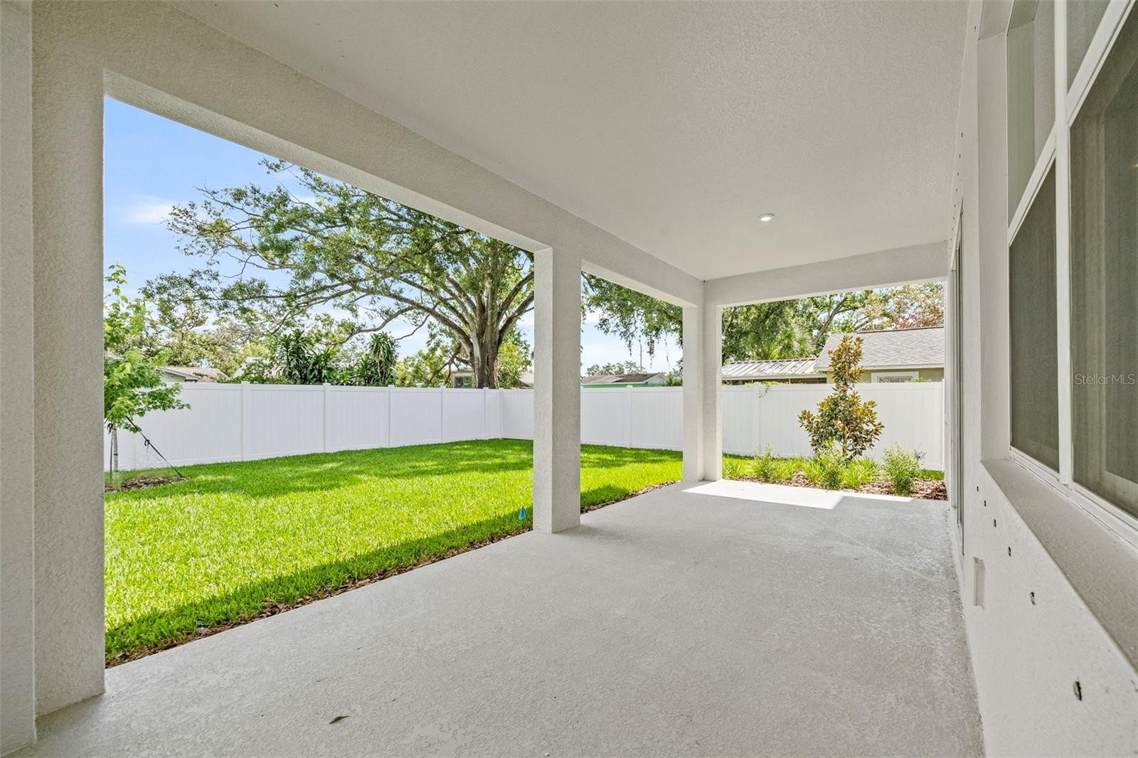 Listing photo id 42 for 919 Adalee Street