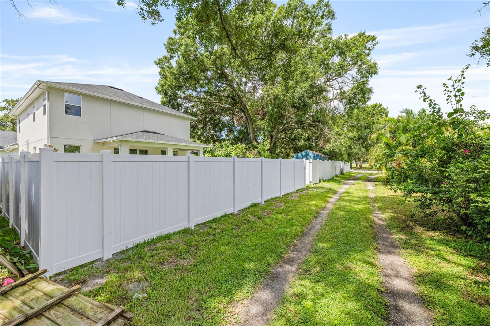 Listing photo id 46 for 919 Adalee Street