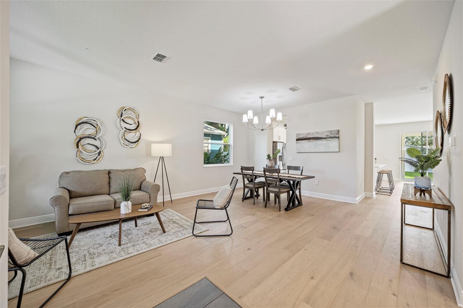 Listing photo id 4 for 919 Adalee Street
