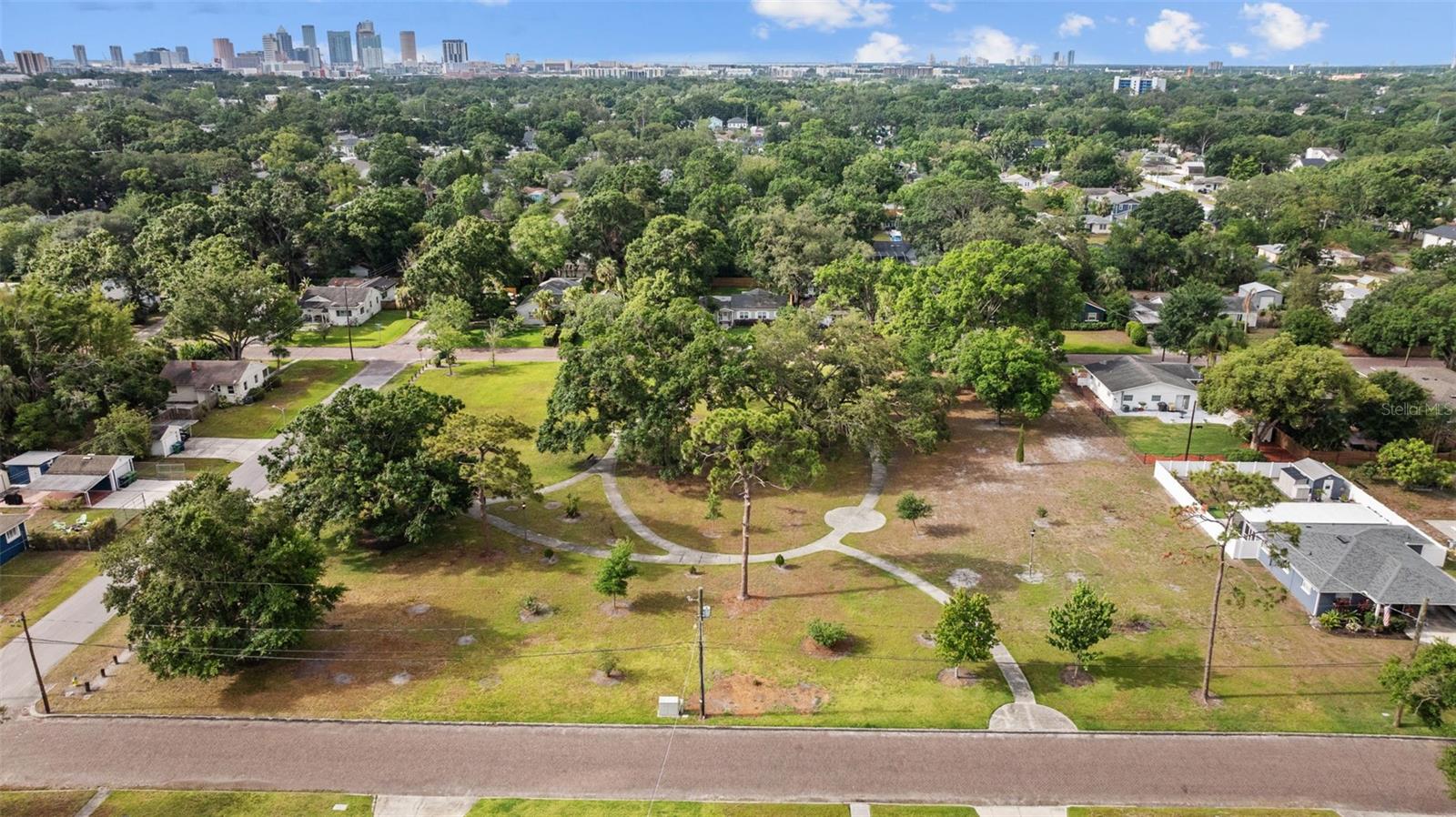 Listing photo id 60 for 919 Adalee Street