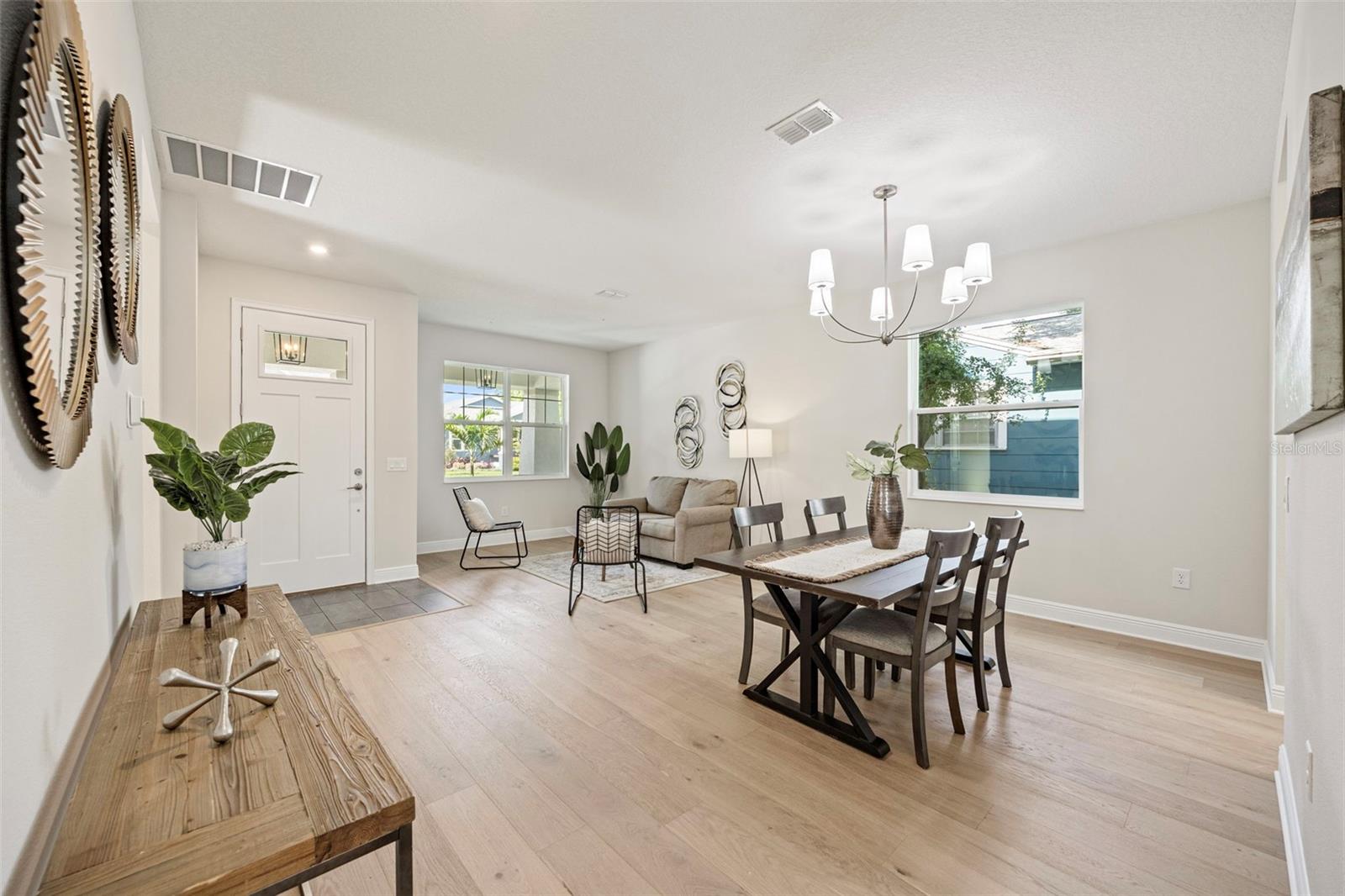 Listing photo id 5 for 919 Adalee Street