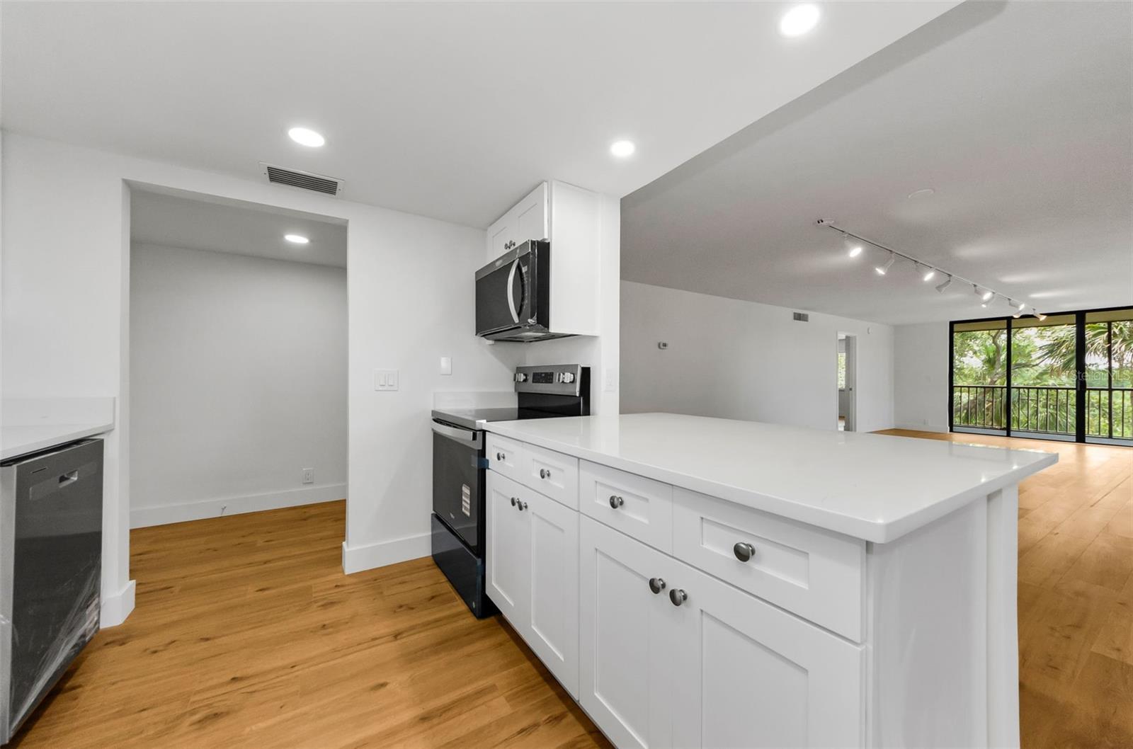 Image 11 of 44 For 3062 Eastland Boulevard 308