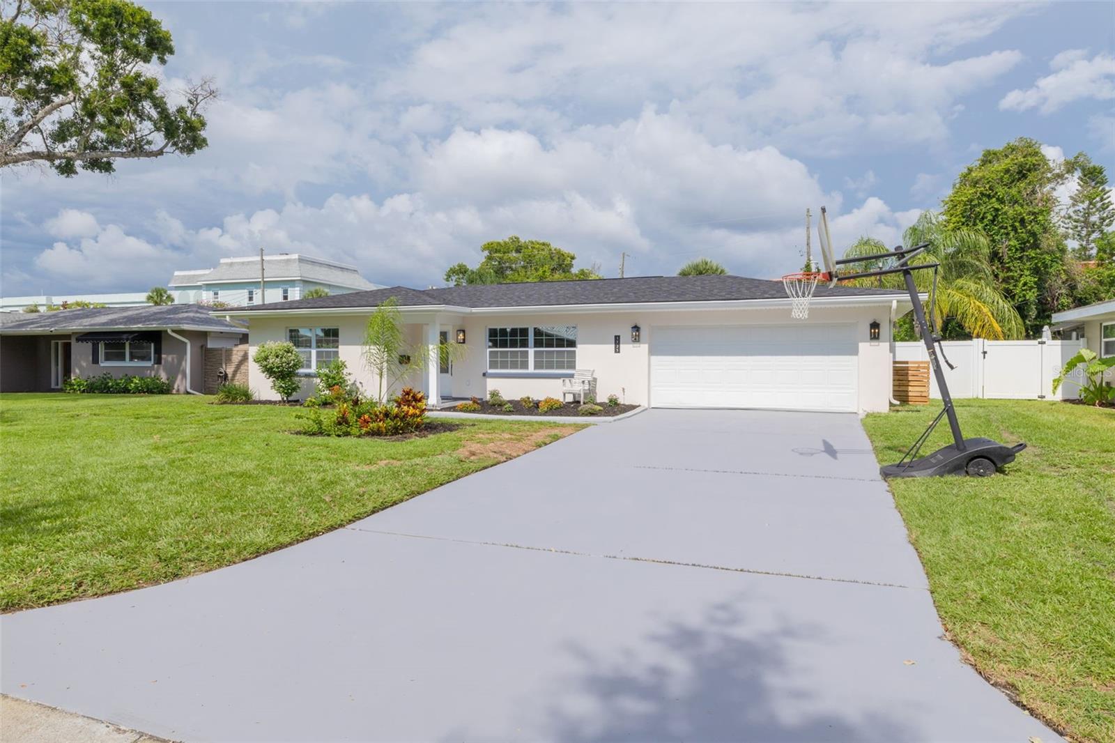 Listing photo id 2 for 1723 Cypress Avenue