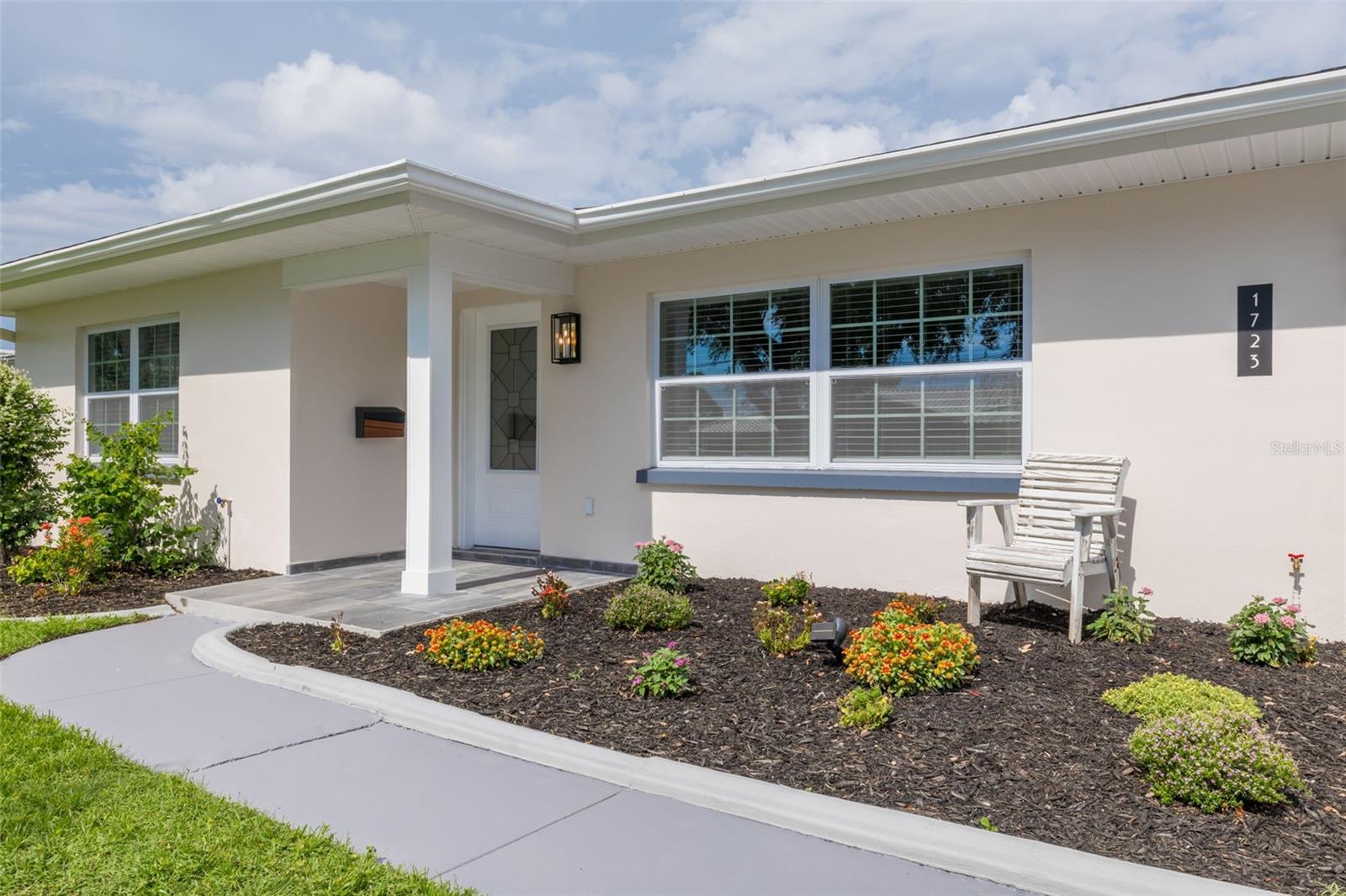 Listing photo id 3 for 1723 Cypress Avenue