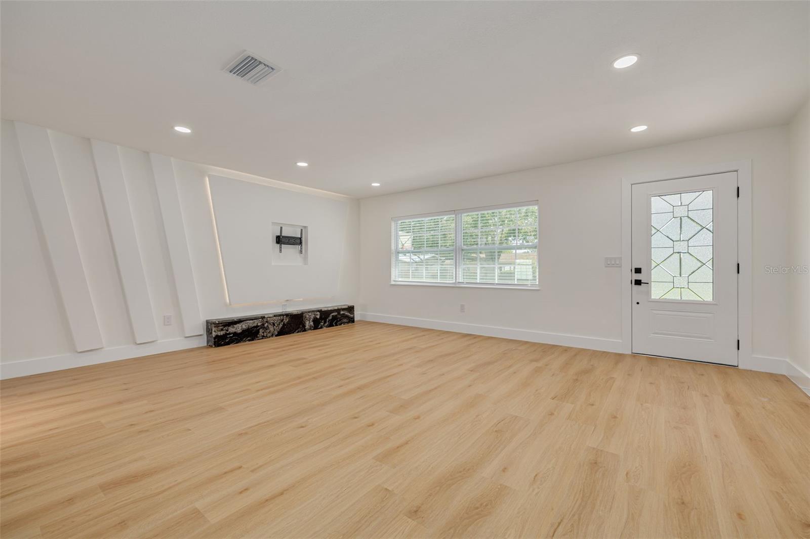 Listing photo id 7 for 1723 Cypress Avenue