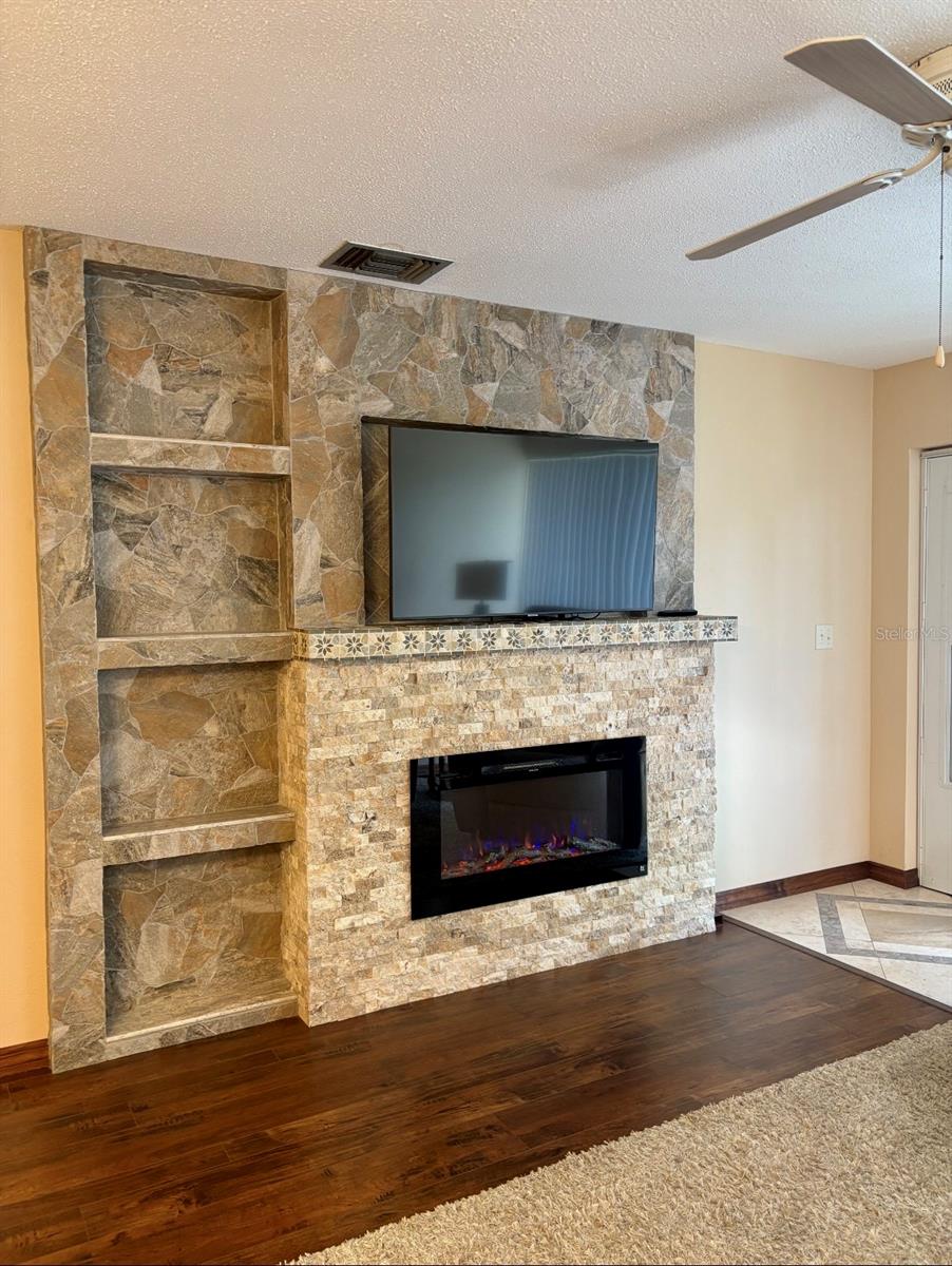 Listing photo id 3 for 4355 Tahitian Gardens Circle D