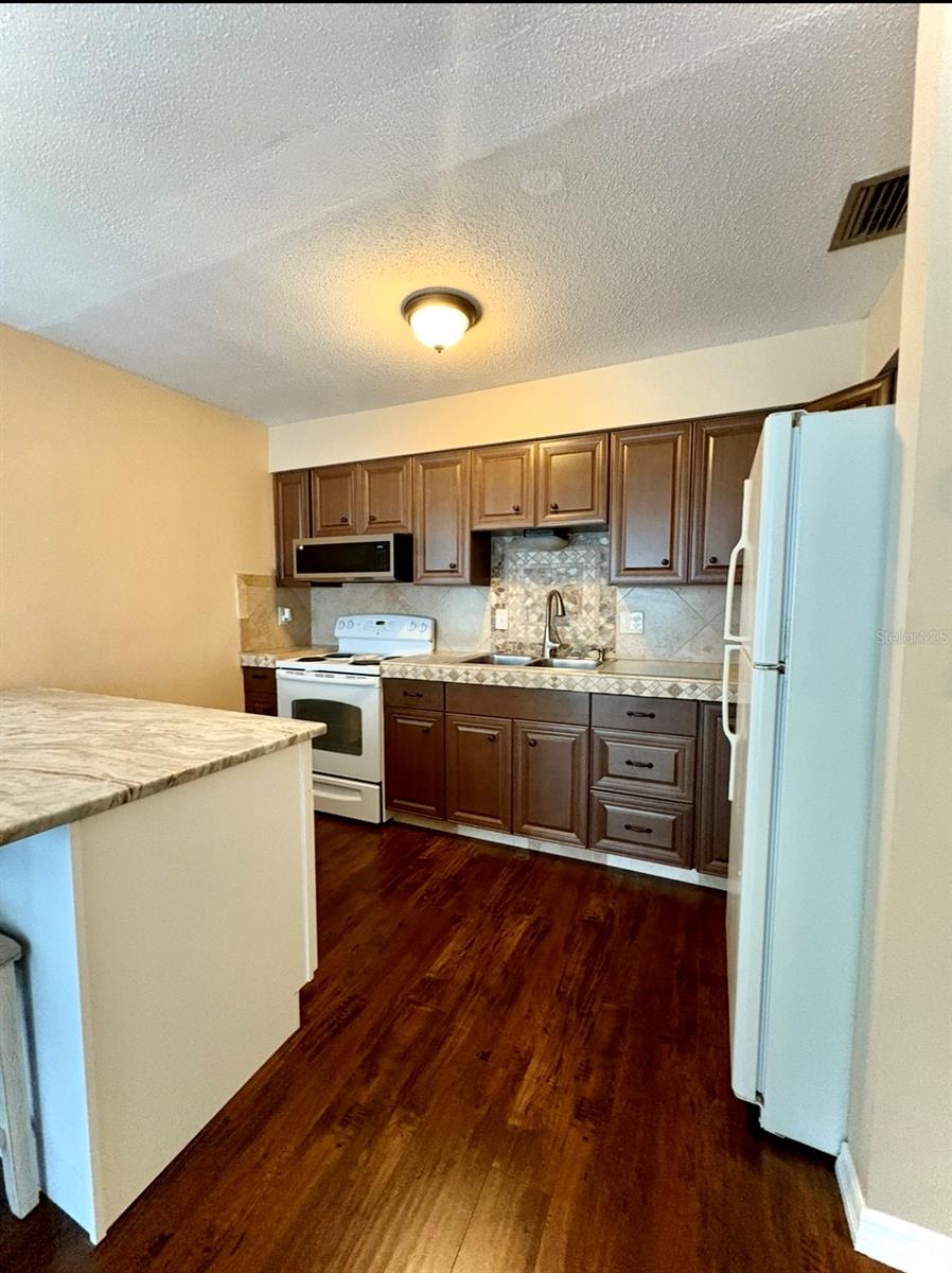 Listing photo id 5 for 4355 Tahitian Gardens Circle D