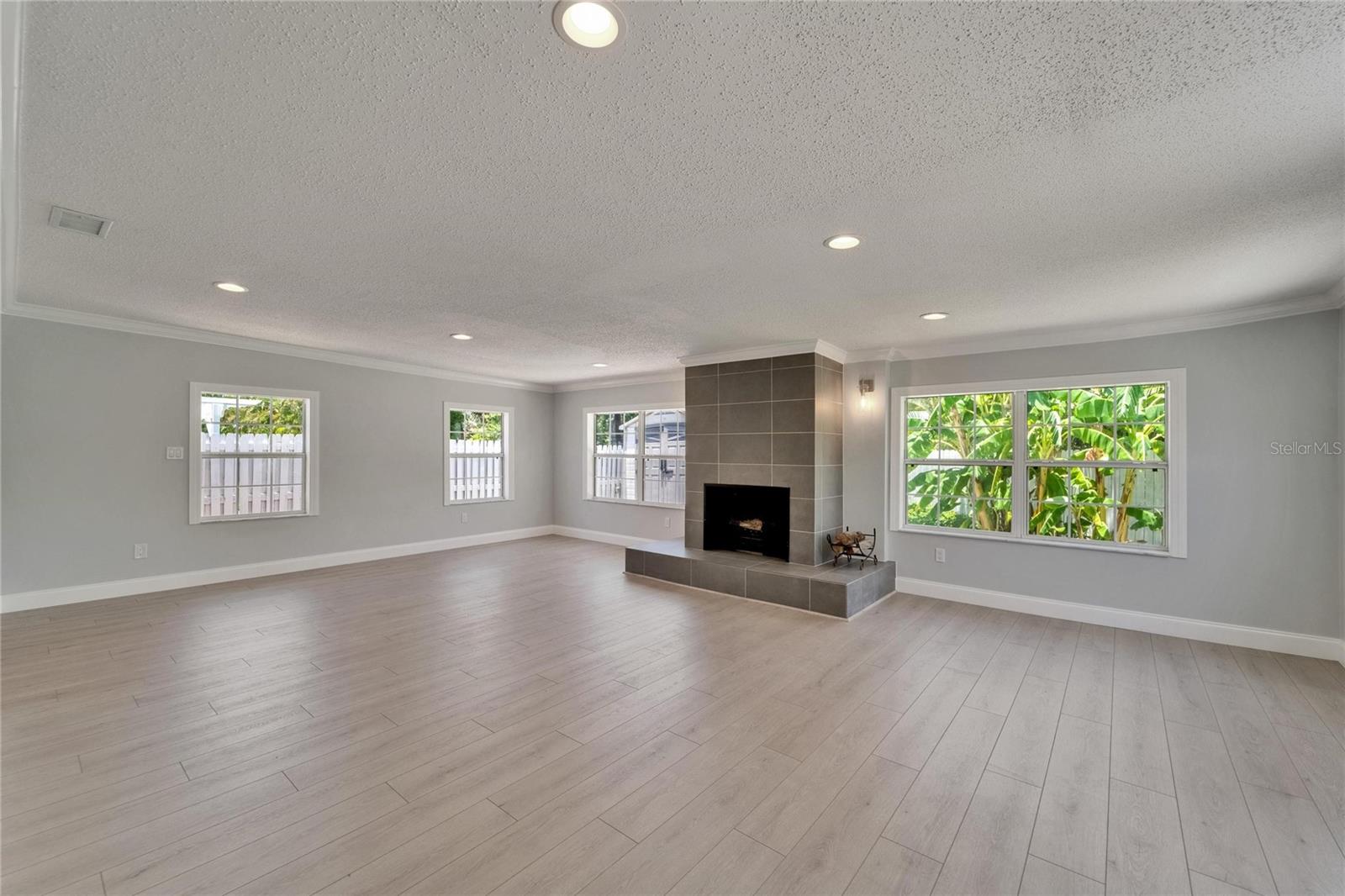 Image 17 of 73 For 4518 Helena Street Ne