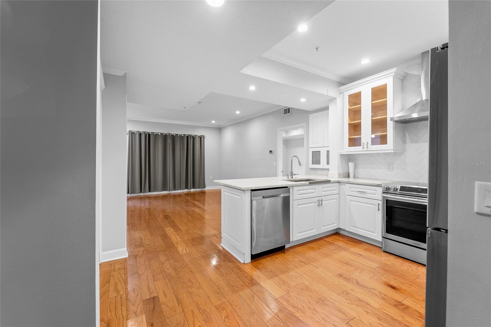 Image 4 of 32 For 800 Dakota Avenue 307
