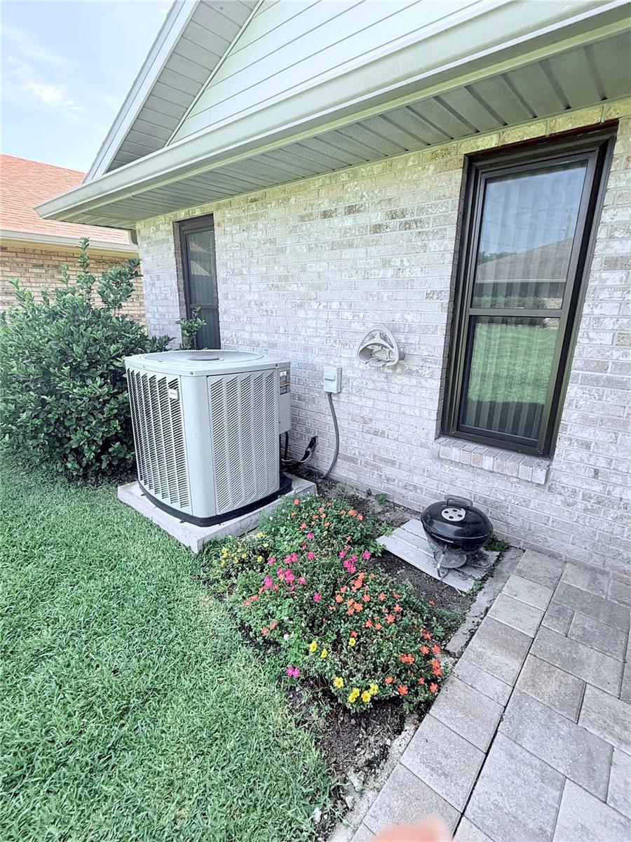 Image 16 of 81 For 663 Jamaica Circle