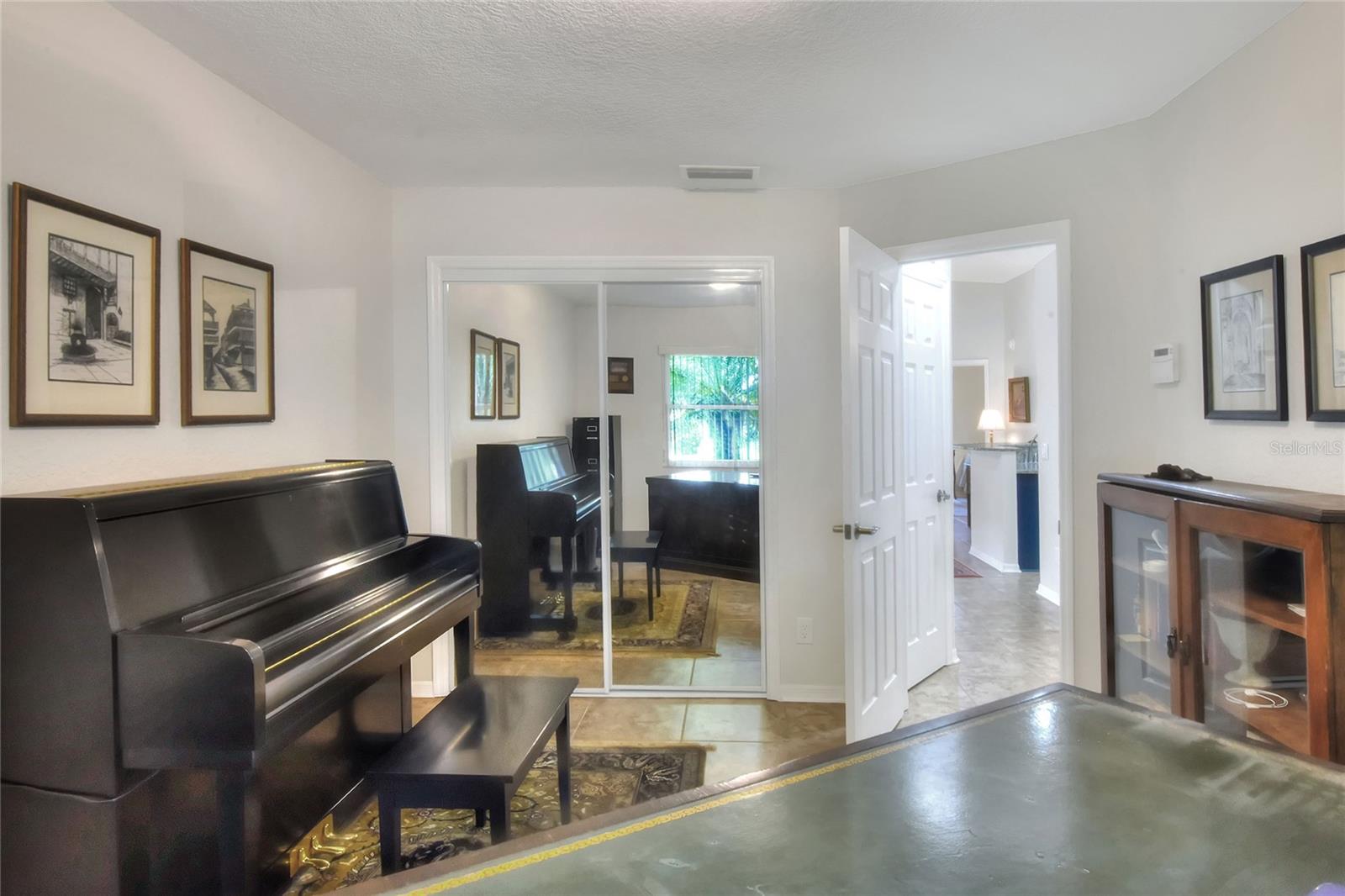 Image 26 of 81 For 663 Jamaica Circle