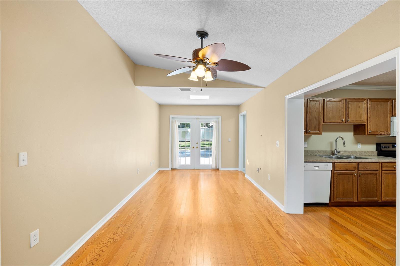 Listing photo id 9 for 3907 Azeele Street