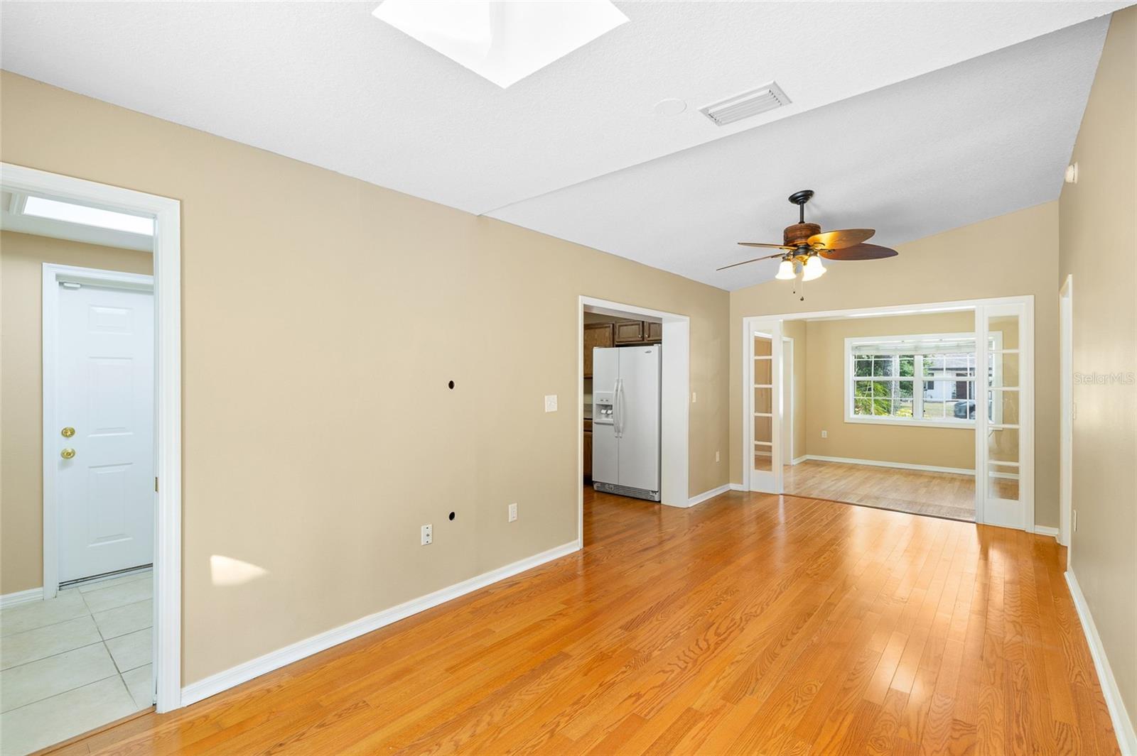 Listing photo id 10 for 3907 Azeele Street