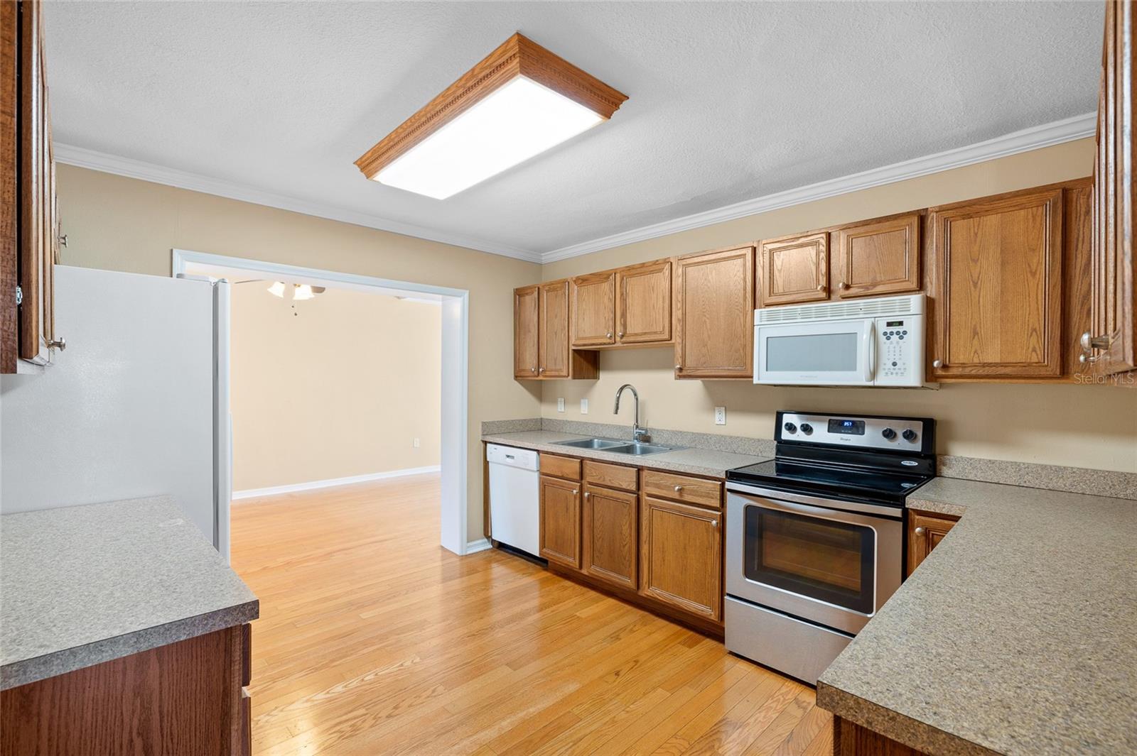 Listing photo id 12 for 3907 Azeele Street